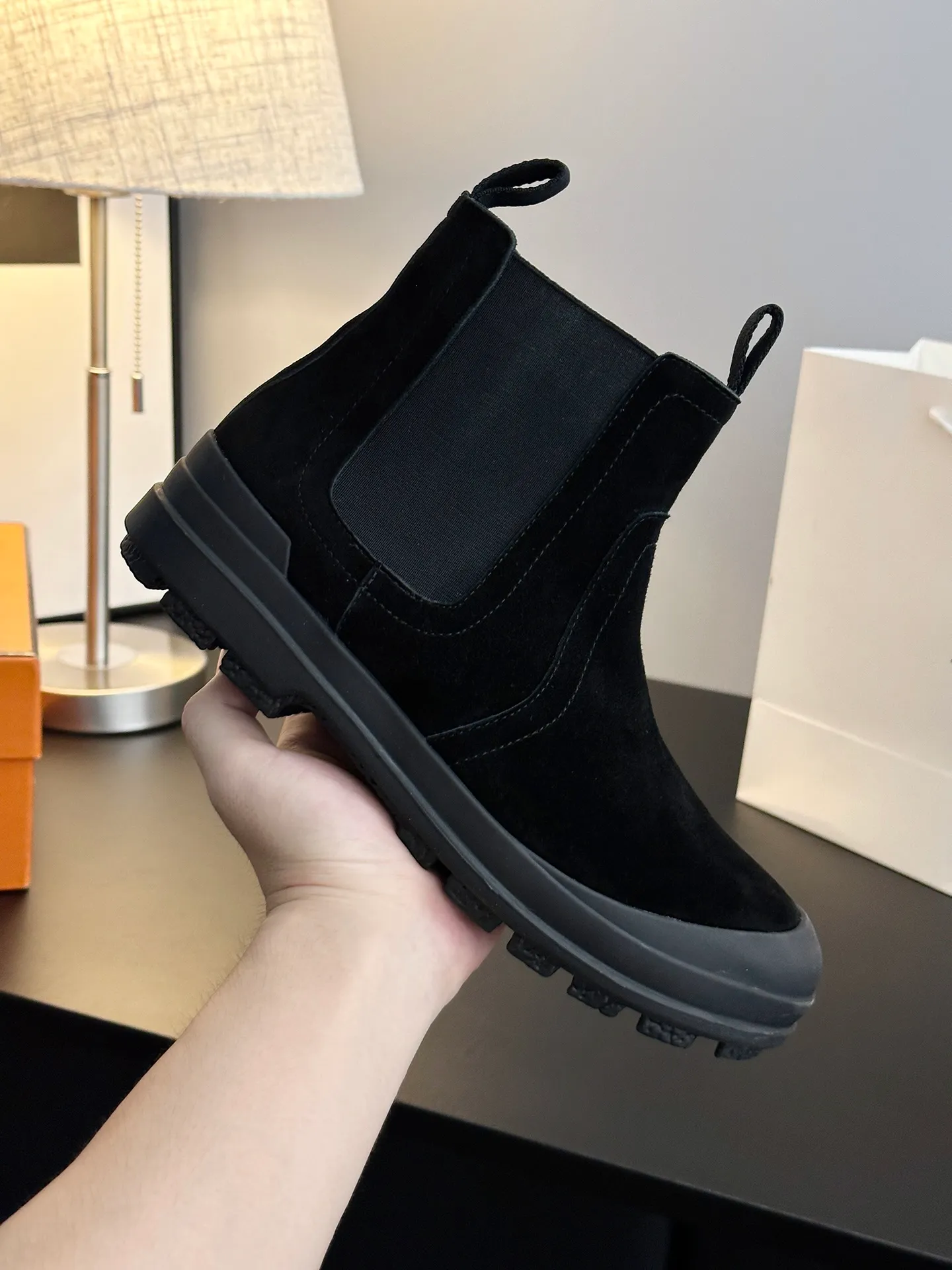 👟👟Ex-factory price 700👟👟 【𝐇𝐄𝐑𝐌𝐄𝐒Ankle boots】Exquisite workmanship, classic and yet individual, matching college style & simple style. yyds The key point is that it makes you taller and slimmer, which is really good news for small people. It makes you look slimmer and taller than ever yyds, good-looking ➢Shoe upper material: original customized cowhide + Yangjing noodles ➢Inner material: cowhide lining ➢Outsole material: original rubber sole ➢Color selection: black cowhide, black Yangjing, nude Yangjing ➢Optional code number: 35-40 (customized 40 is not returnable)